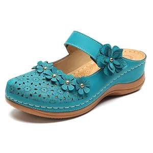 Vintage türkisfarbene Keilsandaletten für Damen mit aufwendigen Blumendetails.