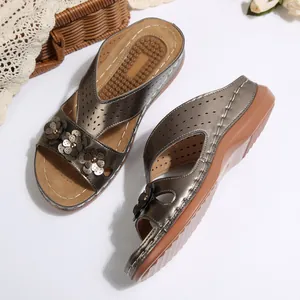 Detaillierte Ansicht bronze Vintage-Keilsandaletten mit Blumenmuster und Laser-Cut-Design