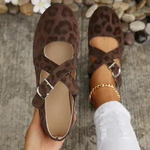 Vista dettagliata di eleganti ballerine Mary Jane leopardate con cinturini a incrocio
