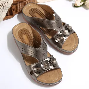 Vintage Bronze Keilsandaletten mit Blumenakzenten und eleganten Lochmuster-Riemen