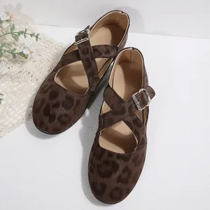 Primo piano di ballerine Mary Jane leopardate con cinturini incrociati e fibbie