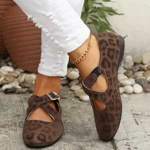 Primo piano di eleganti ballerine Mary Jane leopardate con cinturini a incrocio