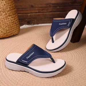 Détail en gros plan de tongs à plateforme bleu marine pour femmes à semelles épaisses.