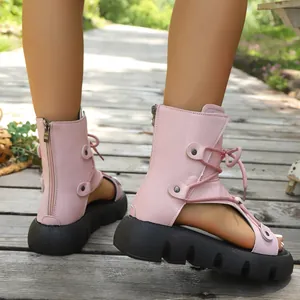 Nahaufnahme von rosa römischen Plateausandalen mit Schnürung und hohlem Zehendesign