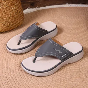 Vue détaillée des sandales compensées grises pour femmes avec inscription Fashion stylée.