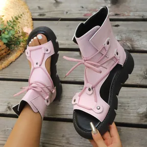 Nahaufnahme der rosa Römersandalen zum Schnüren mit dicker Plateausohle und Peep-Toe