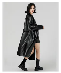 Vue latérale d'un trench-coat élégant en similicuir noir pour femme avec ceinture