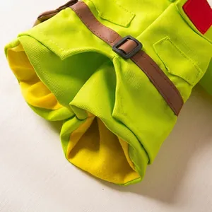Dettaglio del costume da poliziotto per animali domestici, verde e giallo, per Halloween.