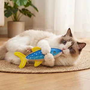 Detaillierte Nahaufnahme eines Plüschfisches mit Katzenminze, den eine Katze kaut