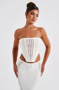 Vista detallada de conjunto de dos piezas de punto crochet blanco con top y falda larga
