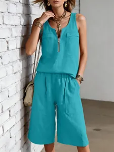Γυναικείο casual σετ δύο τεμαχίων με αμάνικο γιλέκο με φερμουάρ και φαρδιά ζιπ κιλότ.