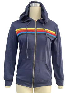 Détail d'un sweat à capuche bleu marine zippé avec des rayures arc-en-ciel éclatantes