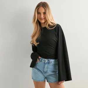 Detailansicht eines schwarzen Damen-Langarmshirts mit weiten ausgestellten Ärmeln