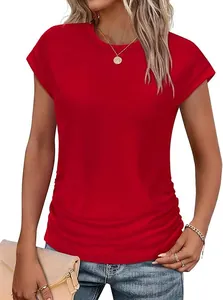 Détail du t-shirt rouge pour femme avec manches courtes plissées et col rond élégant.
