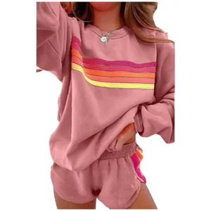 Zweiteiliges Damen-Lounge-Set in Altrosa mit gestreiftem Sweatshirt und Freizeitshorts