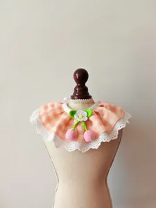 Bavaglino a quadretti rosa per animali con pizzo bianco e fiore all'uncinetto