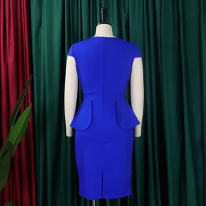 Detaillierte Rückansicht eines königsblauen Schößchen-Bleistiftkleids für elegante Bürooutfits.