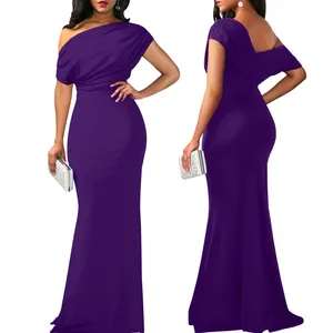 Détail d'une élégante robe longue moulante violette à épaules dénudées pour les fêtes.