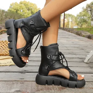 Detailansicht der schwarzen römischen Plateau-Sandalen zum Schnüren mit Cut-Out-Design.