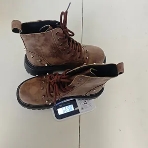 Détail d'une botte Martin marron vintage avec clous pesant 669,0 grammes sur balance