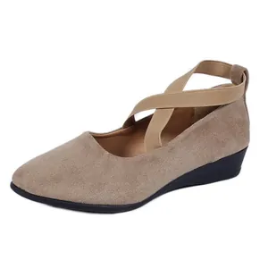 Elegantes zapatos de cuña en ante topo con correas cruzadas y suela blanda para mujer.