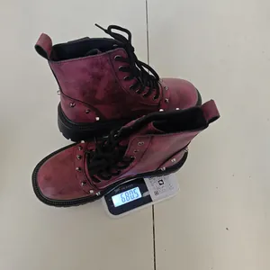 Mesure détaillée du poids des bottes de combat vintage bordeaux pour hommes avec clous