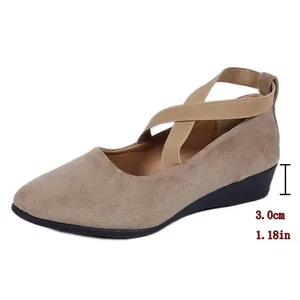 Detalle de la altura del tacón de cuña de 3 cm de los zapatos beige con las correas