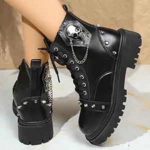 Détail de bottines de combat noires avec clous argentés et breloque tête de mort