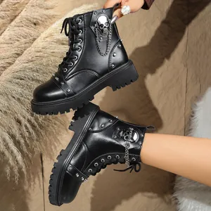 Détail de bottines à plateforme noires avec décoration tête de mort et chaîne