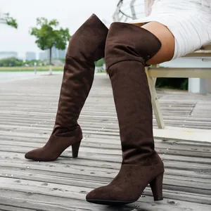 Detailansicht eleganter brauner Overknee-Stiefel aus Wildleder mit spitzer Zehenpartie