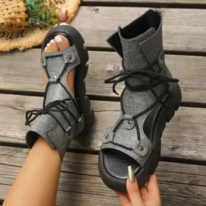 Detail von grauen römischen Plateau-Sandalen zum Schnüren mit offener Zehenpartie