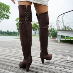 Detailansicht der dunkelbraunen Overknee-Stiefel aus Wildleder mit eleganter Schnürung hinten