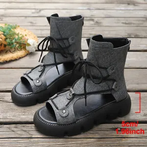 Detailansicht von römischen Plateausandalen mit 5 cm Absatzhöhe auf einem Holzdeck