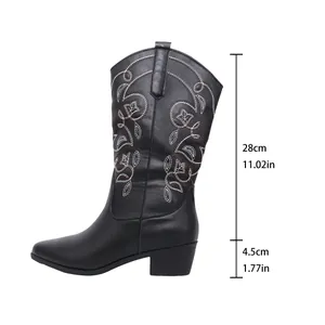 Detail van zwarte cowboylaarzen met een schachthoogte van 28 cm en 4,5 cm hak