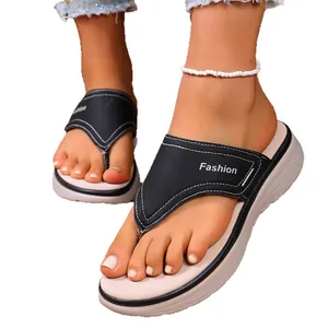 Sandales compensées à entre-doigt noires pour femmes avec coutures blanches élégantes