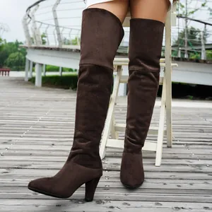 Detailansicht der braunen Wildleder-Overknee-Stiefel mit klobigem Absatz