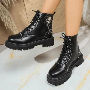 Vue détaillée de bottines de combat noires avec tête de mort et chaîne sur semelle