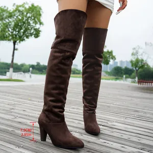 Detailansicht brauner Overknee-Stiefel aus Wildleder mit 7,5 cm Blockabsatz