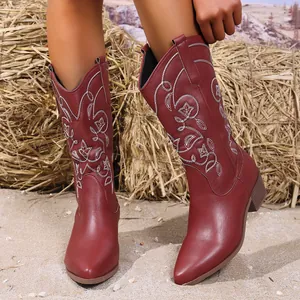 Gedetailleerd zicht op bordeauxrode western-cowboystofels voor dames met borduursel