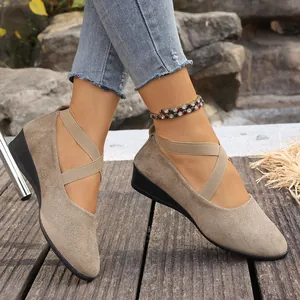 Vista detallada de zapatos de cuña caqui con tiras cruzadas y acabado mate suave