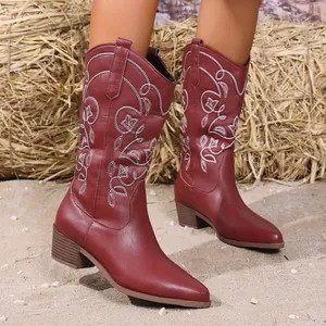 Prachtige bordeauxrode westerse cowboylaarzen met een delicaat wit bloemenborduurwerk.