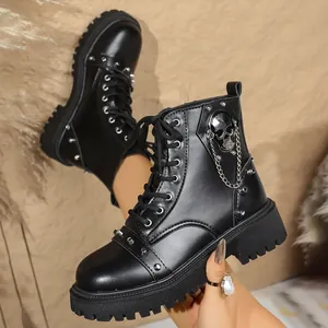 Vue détaillée de bottes de combat punk noires avec décorations de crâne et chaîne en argent