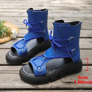 Seitenansicht der blauen römischen Plateau-Sandalen mit 5 cm Absatzhöhenmessung