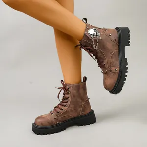 Vue détaillée de bottines Martin marron vintage avec chaîne tête de mort et clous