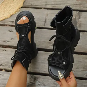 Detailaufnahme schwarzer Gladiator-Sandalen mit Schnürung, Plateau und Peep-Toe-Design