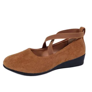 Elegantes zapatos de cuña de ante marrón con tiras cruzadas y suela blanda para mujer.