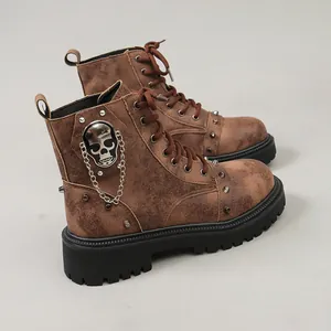 Vue détaillée des bottines Martin vintage marron avec tête de mort et semelle épaisse.