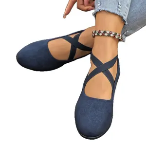 Elegantes bailarinas de ante azul marino con cómodas correas elásticas cruzadas para mujer.