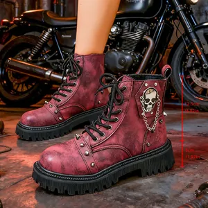 Bottes Martin mi-mollet bordeaux vintage avec détail de tête de mort et semelle de 5cm