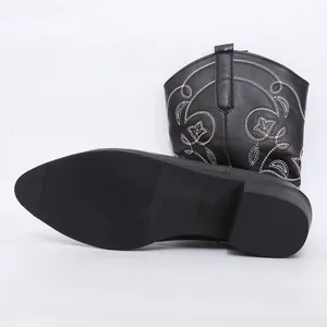 Detail van zwarte western cowboylaarzen met antislipzool en fijn borduurwerk